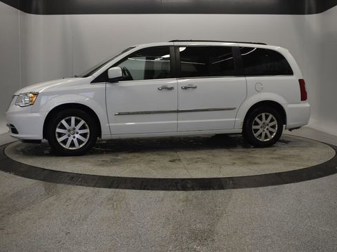 Used 2015 Chrysler Town & Country Touring w/ Driver Convenience Group image 3