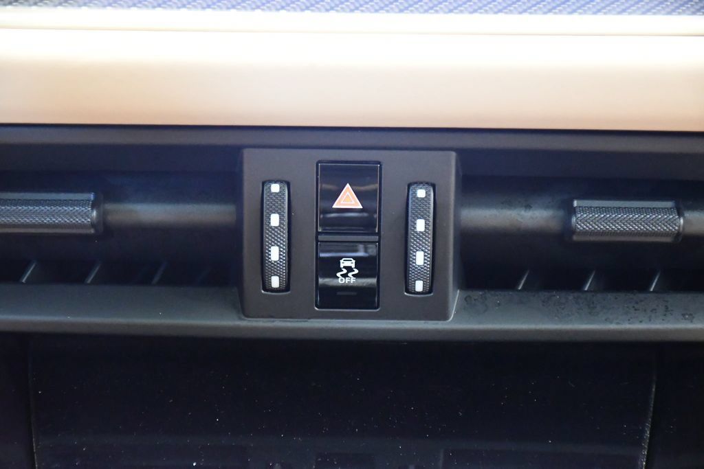 Certified 2025 Porsche Cayenne AWD/4WD image 32