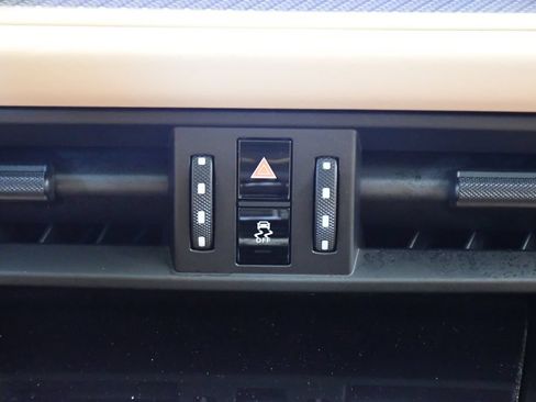 Certified 2025 Porsche Cayenne AWD/4WD image 32