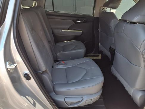 Used 2022 Toyota Highlander XLE FWD image 23