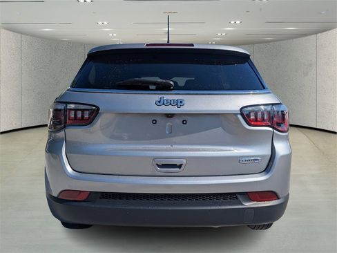 Used 2022 Jeep Compass Latitude image 4