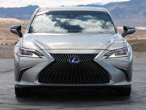 Used 2019 Lexus ES 300h w/ Accessory Package 2 image 3