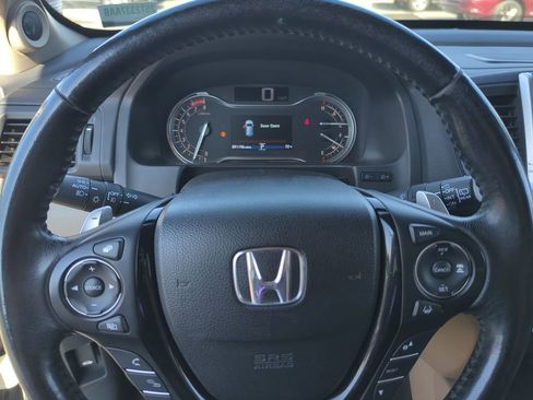 Used 2016 Honda Pilot Touring image 11