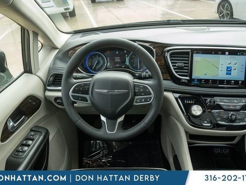 Used 2023 Chrysler Pacifica Limited image 41