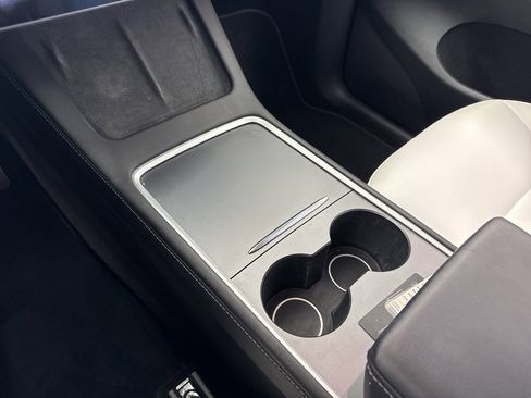 Used 2022 Tesla Model Y Long Range image 31