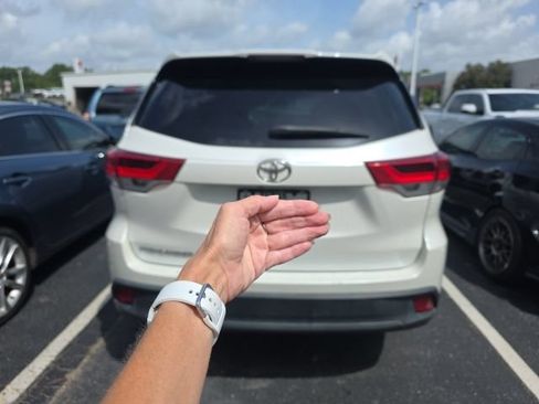 Used 2018 Toyota Highlander LE FWD image 5