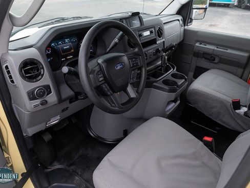 Used 2022 Ford E-450 and Econoline 450 Super Duty image 7