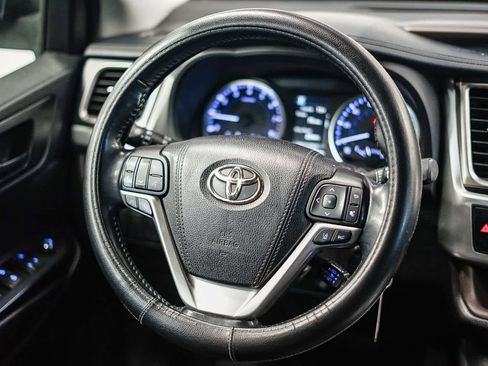 Used 2017 Toyota Highlander Plus w/ Carpet Mat Package image 15