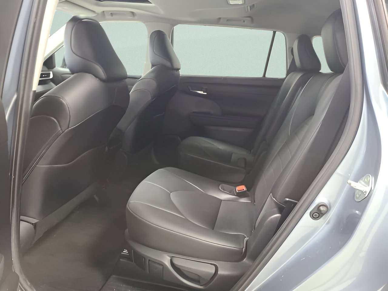 Used 2021 Toyota Highlander XLE FWD image 18