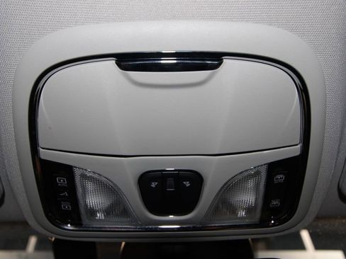 Used 2022 Jeep Cherokee Limited image 18