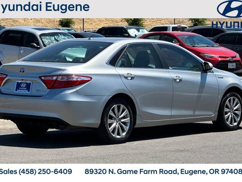 Used 2016 Toyota Camry XLE w/ Moonroof Package FWD image 3