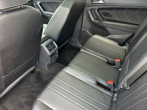 Used 2023 Volkswagen Tiguan SE w/ Panoramic Sunroof Package FWD image 12