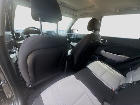 Used 2022 Hyundai Venue SEL FWD image 21