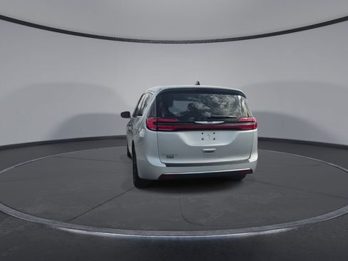 Used 2024 Chrysler Pacifica Touring-L FWD image 7