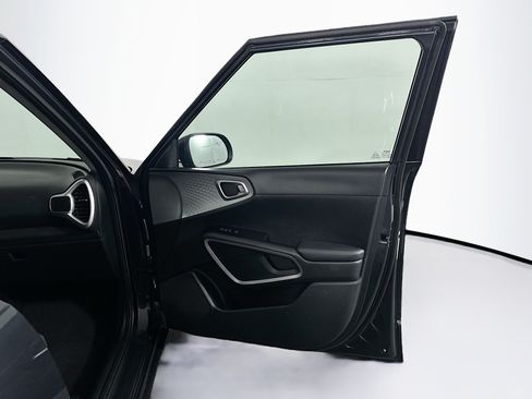 Used 2025 Kia Soul LX w/ LX Technology Package FWD image 30