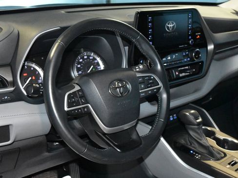 Used 2022 Toyota Highlander XLE AWD/4WD image 2
