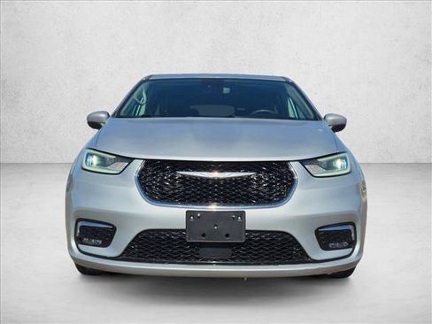 Used 2023 Chrysler Pacifica Touring-L FWD image 2