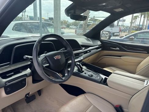 Used 2023 Cadillac Escalade Premium Luxury image 9