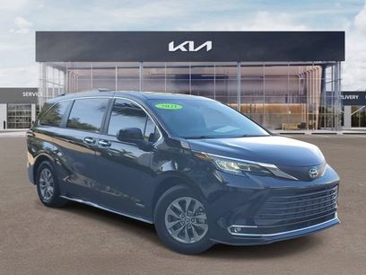 Used 2021 Toyota Sienna XLE