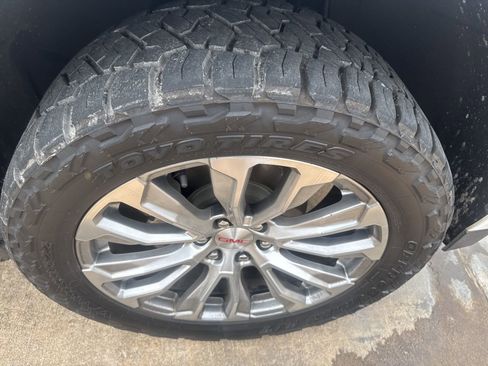 Used 2023 GMC Yukon Denali w/ Denali Reserve Package image 11