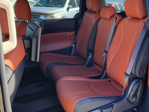 Certified 2025 Kia Carnival SX image 14