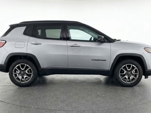 Used 2025 Jeep Compass Trailhawk image 11