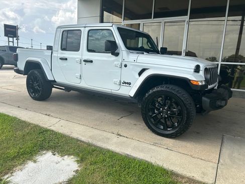 Used 2025 Jeep Gladiator Sport AWD/4WD image 2