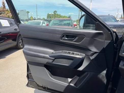 Used 2025 Nissan Pathfinder SV FWD image 18