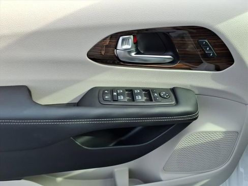 Used 2023 Chrysler Pacifica Limited FWD image 6