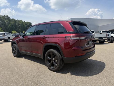 Certified 2025 Jeep Grand Cherokee Limited w/ Luxury Tech Group II AWD/4WD image 4