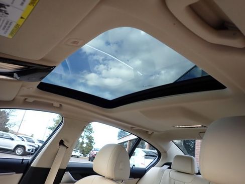 Used 2022 BMW 530e xDrive w/ Premium Package image 11