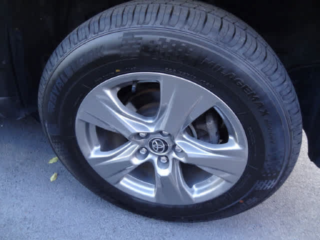 Used 2024 Toyota RAV4 XLE FWD image 13