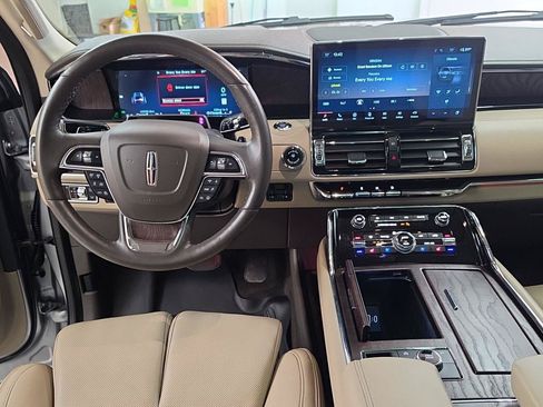 Used 2023 Lincoln Navigator Reserve AWD/4WD image 2