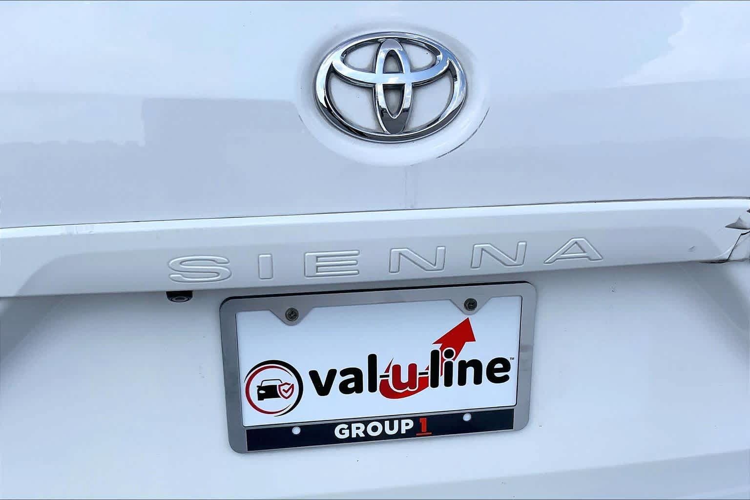 Used 2011 Toyota Sienna XLE w/ XLE Navigation Pkg FWD image 9