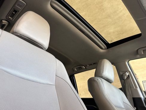 Used 2018 Toyota Highlander Limited FWD image 18