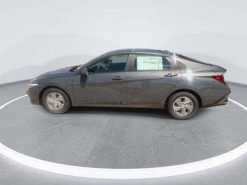Used 2026 Hyundai Elantra SE FWD image 5