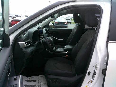 Used 2023 Toyota Highlander LE image 21