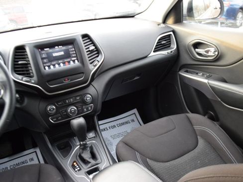 Used 2019 Jeep Cherokee Latitude w/ Popular Appearance Group FWD image 15