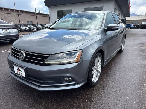 Used 2017 Volkswagen Jetta SEL FWD image 3