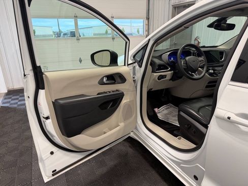 Used 2023 Chrysler Pacifica Touring-L FWD image 6