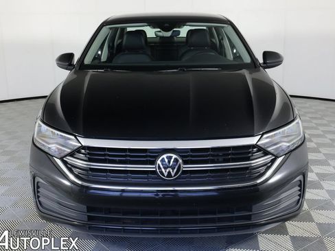 Used 2024 Volkswagen Jetta SE FWD image 2