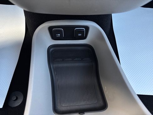 Used 2017 Chrysler Pacifica Touring-L image 31