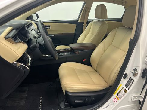 Used 2017 Toyota Avalon XLE Premium image 4
