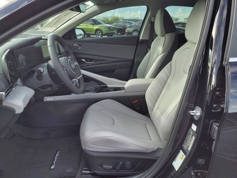 Used 2025 Hyundai Elantra Limited FWD image 6