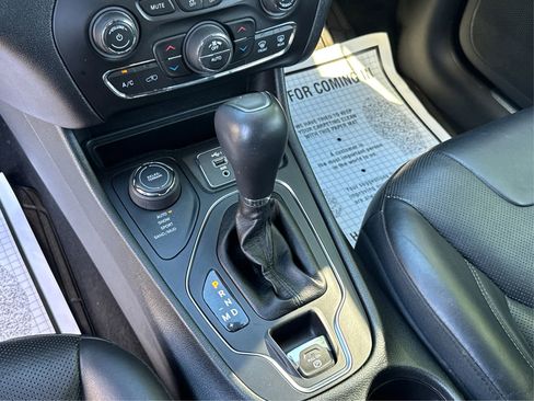 Used 2019 Jeep Cherokee High Altitude AWD/4WD image 19