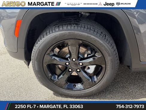 Used 2025 Jeep Grand Cherokee Limited w/ Black Appearance Package RWD image 19