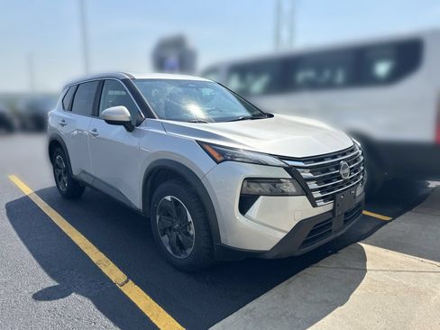 Used 2025 Nissan Rogue SV AWD/4WD image 2