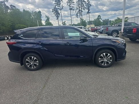 Used 2023 Toyota Highlander XLE image 4