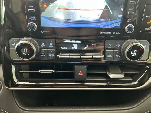 Used 2022 Toyota Highlander XLE AWD/4WD image 28