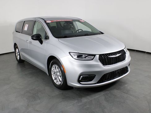 Used 2024 Chrysler Pacifica Touring-L image 12